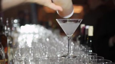 Nefis, el değmemiş bir martini bardağı zarif bir cam sıranın ortasında göze çarpar.