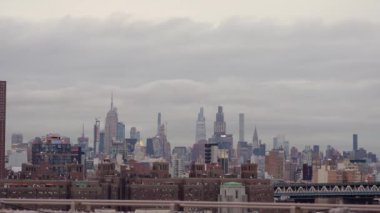 NEW YORK, ABD - 10 Kasım 2024: New York Şehri ikonik gökdelenlerini gri gökdelenlerin altında gösteren çarpıcı panoramik bir manzara