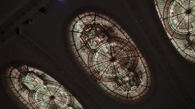 Karmaşık vitraylı pencereler, mimari dehayı ve güzelliği gerçekten sergileyen zarif bir sanat eseri sergiliyor.