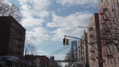 NEW YORK, ABD - 10 Kasım 2024 Canlı ve canlı bir şehir manzarası bulutlu ve dinamik bir gökyüzüne karşı çeşitli binalar sergiliyor