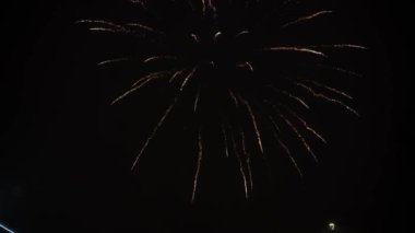 Nefes kesen havai fişekler, gece gökyüzünü canlı patlamalar ve yıldız benzeri desenlerle aydınlatıyor..