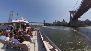 NEW YORK, ABD - 7 Temmuz 2024 New York, Hudson Nehri 'nin güneşli bir gününde çarpıcı gökyüzü ve manzaralı rıhtımı gösteren canlı ve heyecan verici bir tekne gezisi.