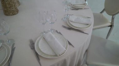 Güzel düzenlenmiş bir yemek masası. Güzel porselenleri ve zarif cam örtüleri var. Özel durumlar için mükemmel.
