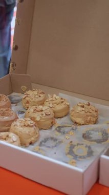Çekici ve enfes bir çikolata rengi, jöleli ve nefis donutlar bir kutunun içinde güzelce yerleştirilmiş.