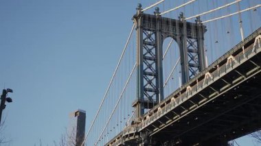 Manhattan Köprüsü 'nün çarpıcı manzarası mimari güzelliğini ve canlı çevresini gözler önüne seriyor..