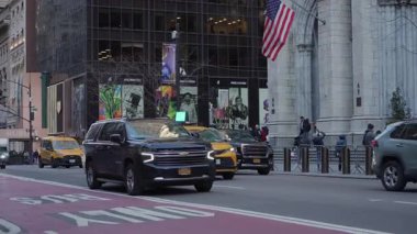 NEW YORK, ABD - 12 Ocak 2025: Canlı şehir trafiği ve ikonik sarı taksilerle dolu alacakaranlıkta yakalanan hareketli bir şehir caddesi