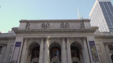 NEW YORK, ABD - 12 HAZİRAN 2025: Muhteşem Tarihi Kütüphane Binasının Büyük Mimari Cephesi gerçekten nefes kesici, karmaşık mimari ve klasik tasarım