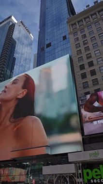 NEW YORK, ABD - 4 Ocak 2025: New York 'taki Times Meydanı' nın çarpıcı görüntüsü, canlı enerjisini, gökdelenlerini ve ikonik reklam panolarını sergiliyor