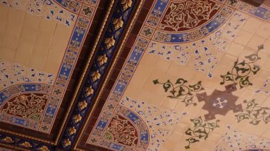 Güzel tasarlanmış tavan, gözlemcileri cezbeden karmaşık desenler ve sanatsal öğeler sergiliyor.