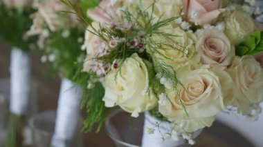 Sersemletici çiçek aranjmanları, yumuşak güller ve narin yeşillikler, düğünler ve kutlamalar için mükemmel