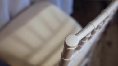 Bu şık beyaz sandalye lüks yastıklı bir koltuğa sahip, herhangi bir modern dekoru geliştirmek için mükemmel hale getiriyor.