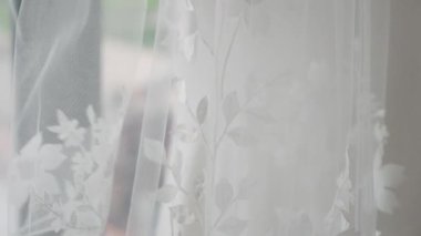 Bu katıksız çiçek kumaşı perde yumuşak ışığı davet ediyor, mekanlarınızı büyütüyor ambiyansınızı geliştiriyor ve rahat bir atmosfer yaratıyor.