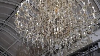 Muhteşem kristal avizeler sofistike bir mekanı zarifçe aydınlatıyor ve her büyük kutlama için mükemmel hale getiriyor.