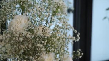 Zarif beyaz çiçeklerin zarif bir düzeni, narin bebek nefesiyle güzelce tamamlanmış.