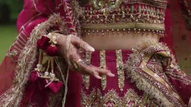 Güzel ve çetrefilli kına desenleri güzel süslenmiş elleri canlı ve renkli gelinliklerle süslenmiş.