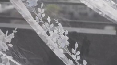 Çiçekli nakış içeren saf bir düğün duvağı, gelin zarafeti ve romantik etkinlikler için mükemmel..