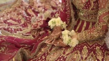 Çok güzel süslenmiş gelinlik elleri. Kına desenleri sergiliyorlar. Çiçeklerle birlikte.