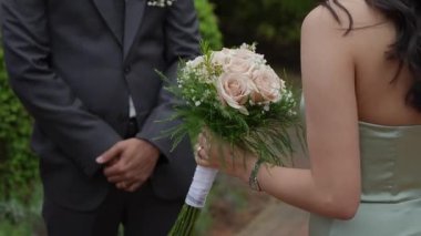 Gerçekten unutulmaz bir düğün anı. Çok güzel bir gelinin muhteşem bir çiçek buketini gururla taşıdığı.