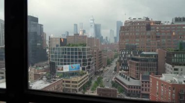 NEW YORK, ABD - 4 Haziran 2025: Bulutlu hava koşulları altında modern mimari ile canlı bir şehir siluetinin panoramik görüntüsü