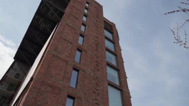 NEW YORK, ABD - 23 Nisan 2025: Şık cam cepheli, kentsel mimari görseller için mükemmel bir modern tuğla bina.