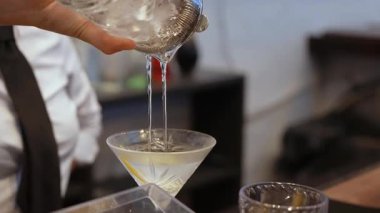 Yetenekli bir barmen kadehe enfes bir kokteyl döker. Herkese hayran olunacak zarif bir sunum sunar.