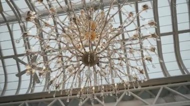 Çarpıcı bir avize modern iç mekanı zarifçe aydınlatıyor, şık ve sofistike bir ortam yaratıyor.