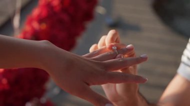 Yürek ısıtan yüzük takası sırasında, derin bir sevgi ve bağlılık gösteren hassas bir an.