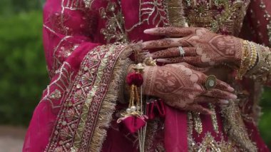 Güzel ve çetrefilli kına desenleri güzel süslenmiş elleri canlı ve renkli gelinliklerle süslenmiş.