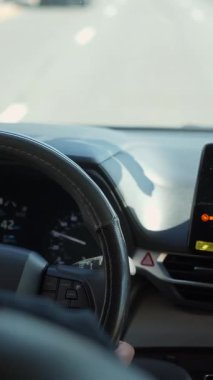 Çok yetenekli bir sürücü, açık bir yolda ileri dijital ekran ile donatılmış şık ve modern bir arabada ustaca yol alır.