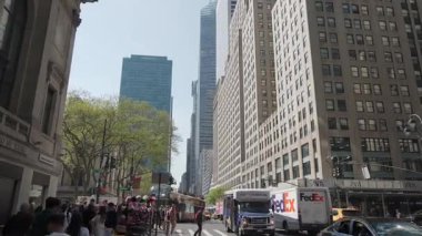NEW YORK, ABD - 17 Nisan 2025: İnsanlarla, araçlarla ve yüksek binalarla dolu canlı şehir atmosferi.