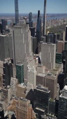 New York 'un ve Hudson Nehri' nin çarpıcı ufuk çizgisini gösteren nefes kesici hava perspektifleri.