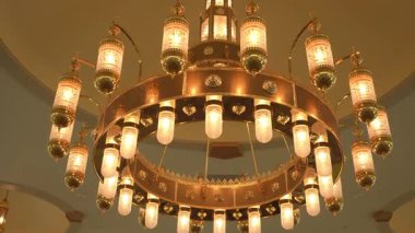 Bu şık avize birden fazla ışıkla övünür ve her alanda hem lüks hem de ambiyansı geliştirmeye katkı sağlar.