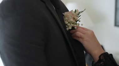 Bir çiçek yaka çiçeğini resmi bir takıma takmak güzel bir an yaratır. Zarif durumlar için mükemmel bir an.