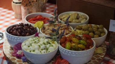 Renkli bir Akdeniz meze tabağı zeytin, peynir ve taze sebze karışımı.