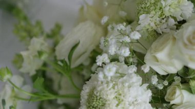 Bu enfes saf beyaz çiçek koleksiyonu düğünler ve diğer zarif etkinlikler için kesinlikle mükemmeldir.