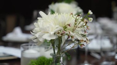 Zarif ve güzel beyaz çiçekli bir süs. Çeşitli etkinliklerdeki herhangi bir masanın genel estetiğini güçlendirir.