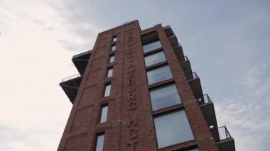 NEW YORK, ABD - 23 Nisan 2025: Şık cam cepheli, kentsel mimari görseller için mükemmel bir modern tuğla bina.