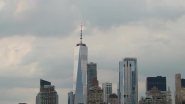 New York 'un baş döndürücü mimarisinin ortasındaki ikonik Dünya Ticaret Merkezi' nin ufuk çizgisi manzarasının tadını çıkarın.