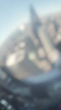 Parlak metalik toplardan oluşan büyüleyici bir küme etrafındaki ışıkları ve çevreyi güzelce yansıtıyor.