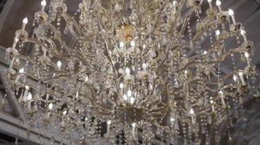 Muhteşem kristal avizeler sofistike bir mekanı zarifçe aydınlatıyor ve her büyük kutlama için mükemmel hale getiriyor.