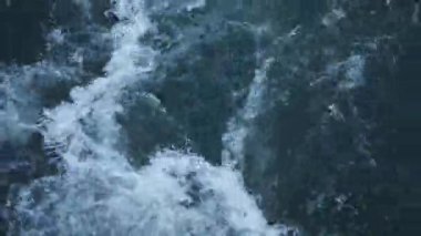 Okyanus dalgalarının büyüleyici görüntüsü, eşsiz köpüklü bir dokuya ve suların davetkar koyu yeşil rengine sahip