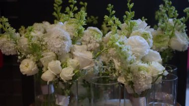 Göz kamaştırıcı ve zarif cam vazolarda güzel beyaz çiçek buketleri, düğünler ve özel kutlamalar için mükemmel.