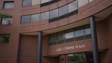 NEW YORK, ABD - 4 Haziran 2025: Crowne Plaza otelinin kendine özgü tabelalarını ve zarif modern mimarisini ön plana çıkaran dış çekimi