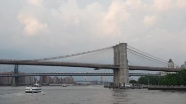 Brooklyn Köprüsü 'nün nefes kesen manzarasını deneyin. Arka planda muhteşem bir siluet var.