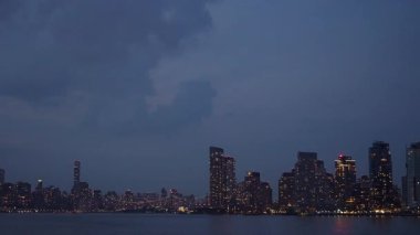 Günbatımında New York siluetinin muhteşem manzarası ikonik Empire State Binası 'nı görkemli bir şekilde sergiliyor.