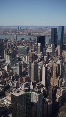 New York 'un ve Hudson Nehri' nin çarpıcı ufuk çizgisini gösteren nefes kesici hava perspektifleri.