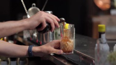 Rose 'un şarabının bir bardağa dökülüşünü yakından görmek, akşam yemeğinin zarafetini yakalamak.