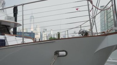 Büyüleyici lüks bir yat marinaya yanaştı. İnanılmaz zarif tasarımı ve geniş güvertesi sergileniyor.