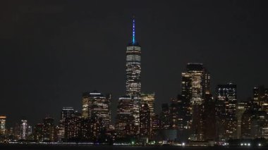 New York 'un nefes kesici ve görkemli manzarası. Geceleri göz kamaştırıcı gökyüzü. Canlı şehir ışıklarını sergiliyor.