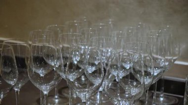 Zarif toplantılar ve kutlamalar için tasarlanmış kristal berrak şarap kadehlerinin çok şık bir düzeni var.